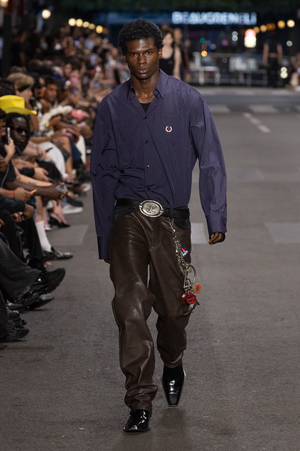 Vetements subvierte lo corporativo desde la mesura con SS27