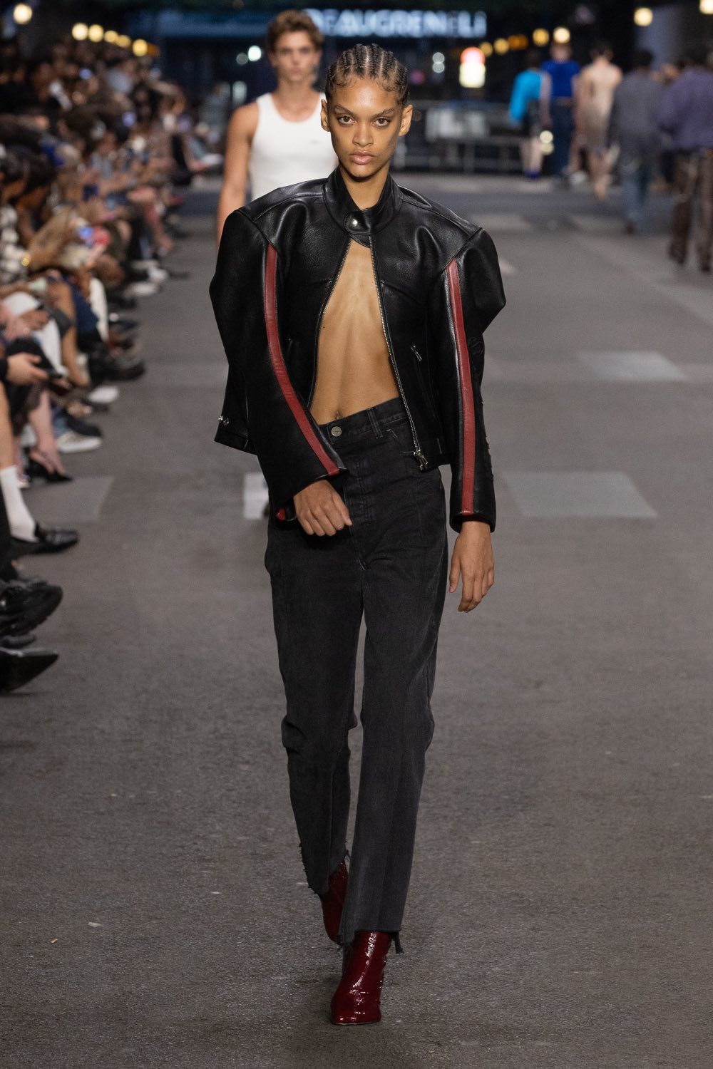 Vetements subvierte lo corporativo desde la mesura con SS27