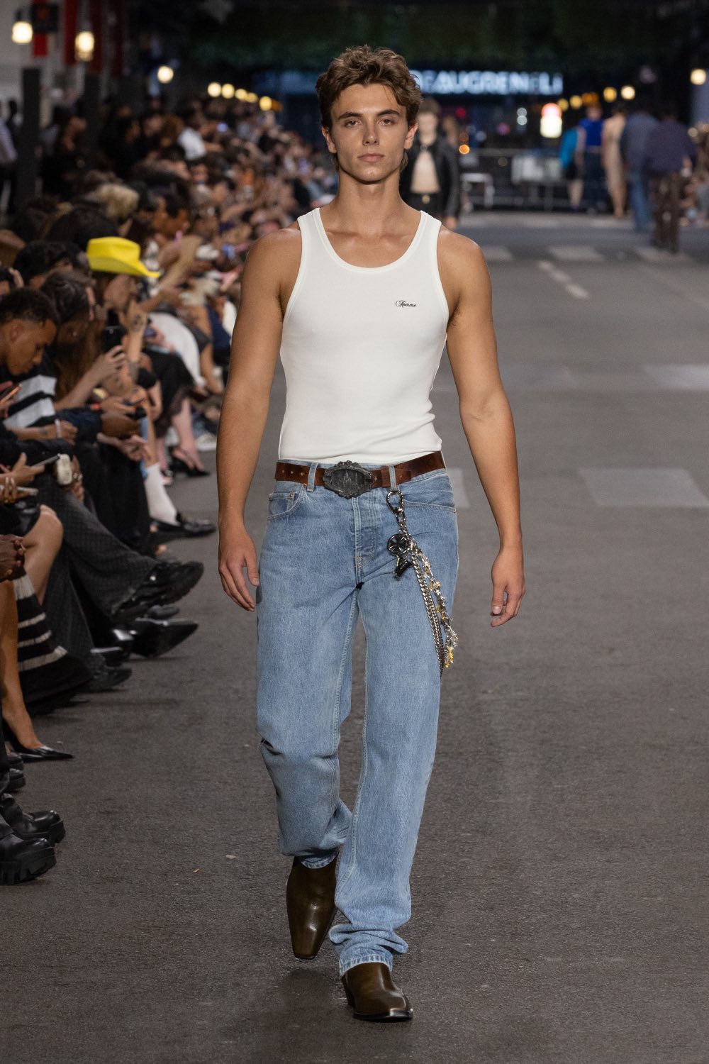 Vetements subvierte lo corporativo desde la mesura con SS27