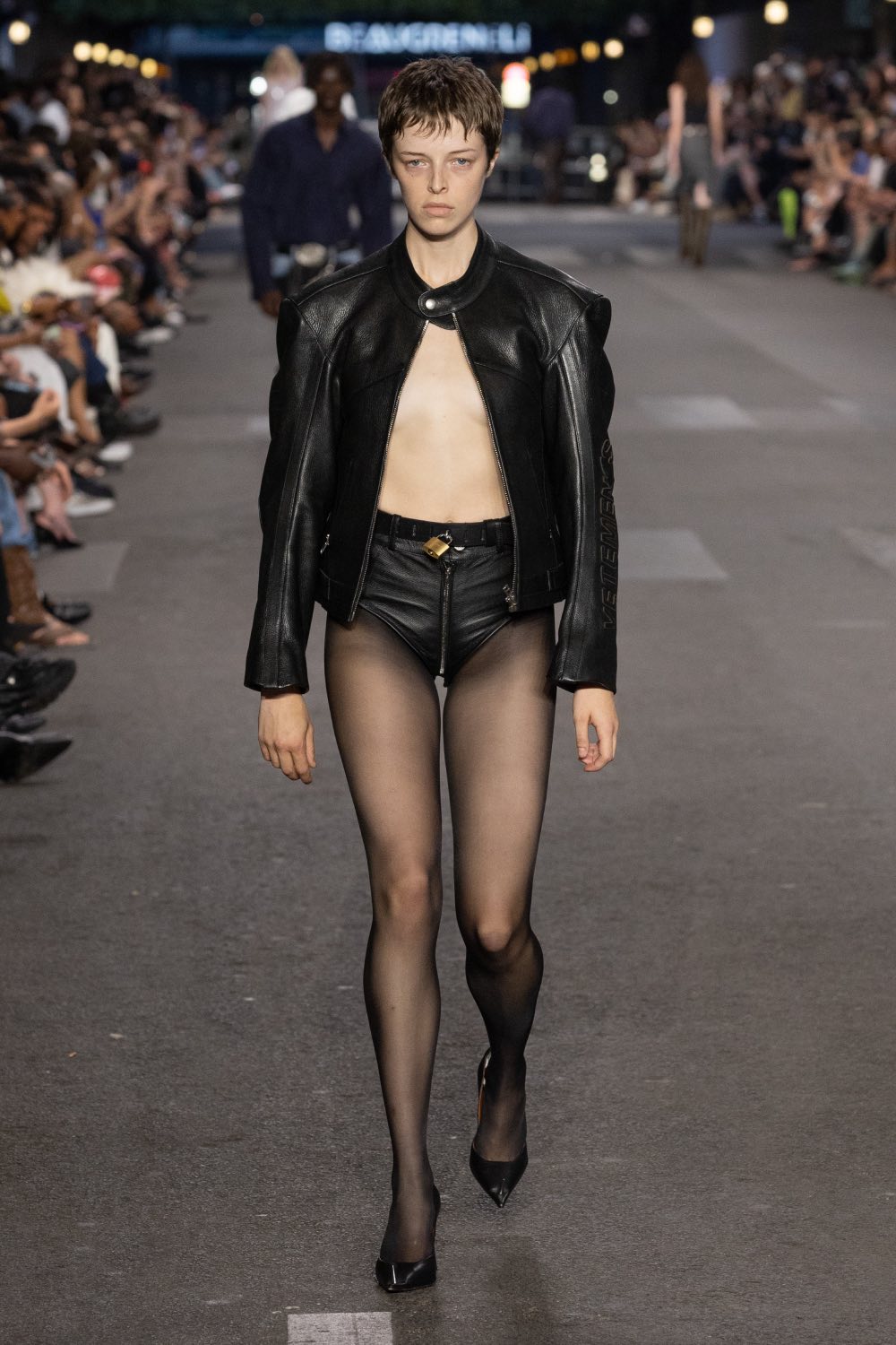Vetements subvierte lo corporativo desde la mesura con SS27