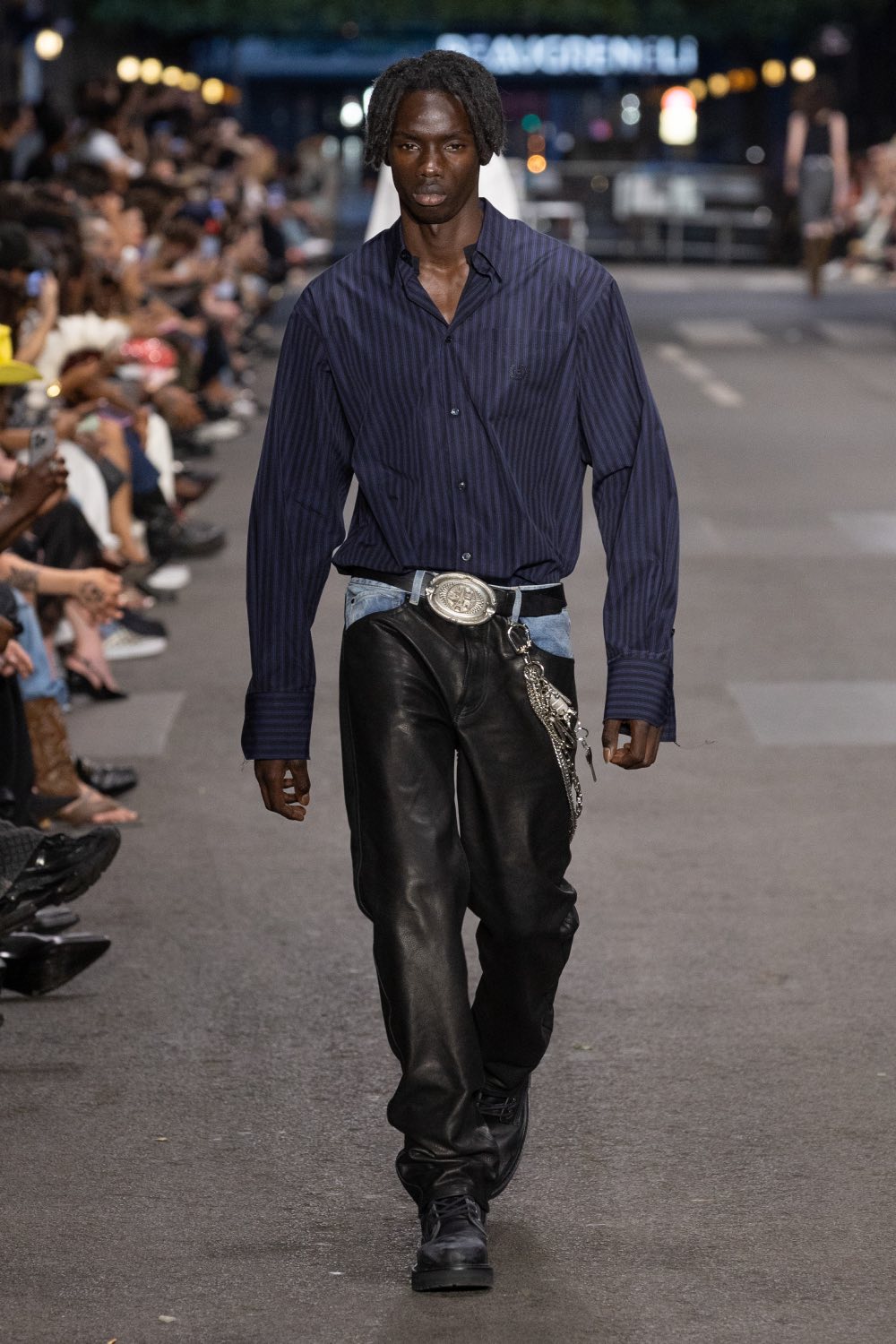 Vetements subvierte lo corporativo desde la mesura con SS27