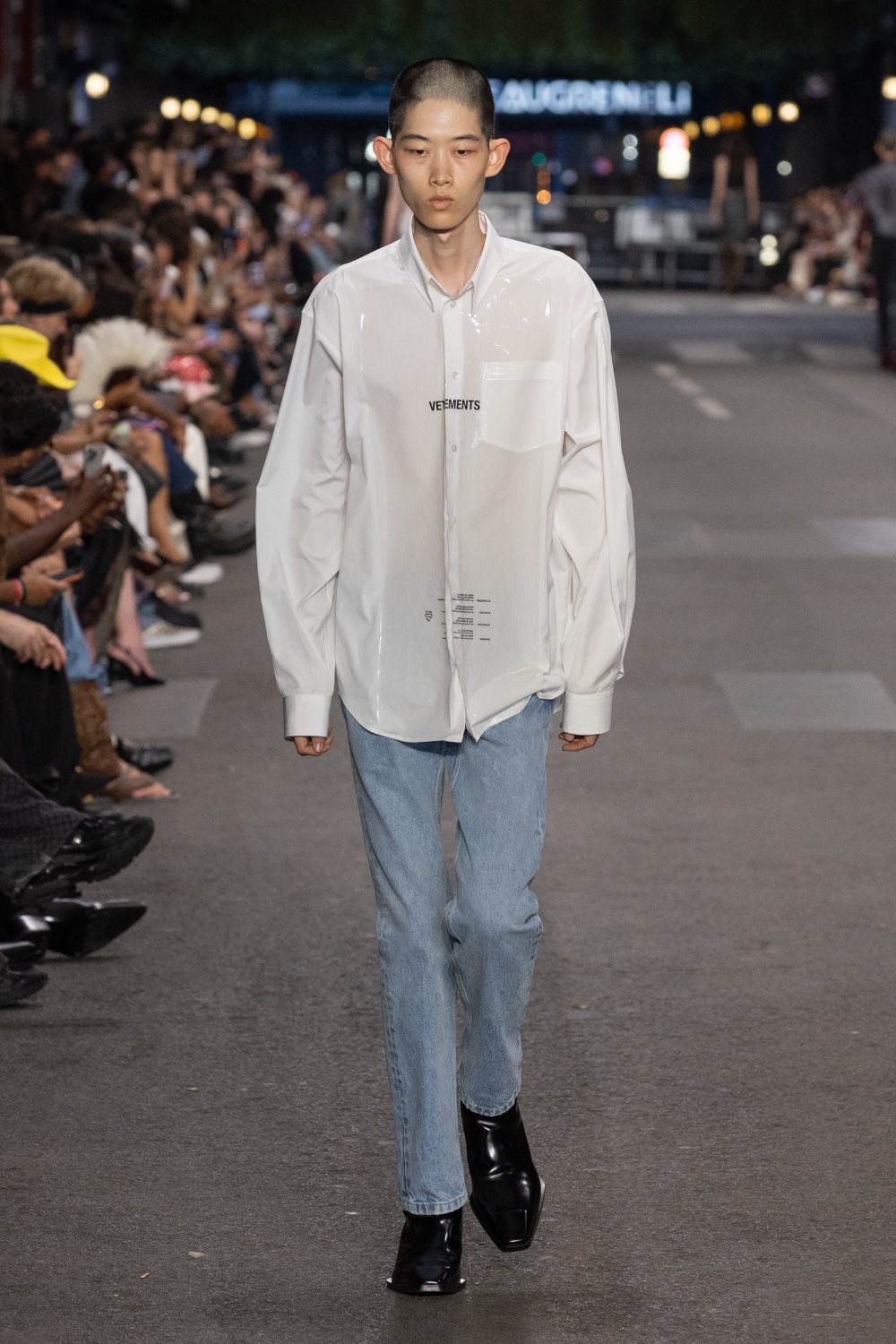 Vetements subvierte lo corporativo desde la mesura con SS27