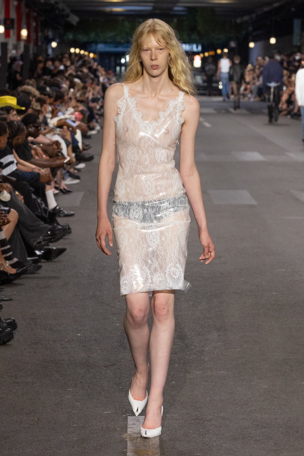 Vetements subvierte lo corporativo desde la mesura con SS27