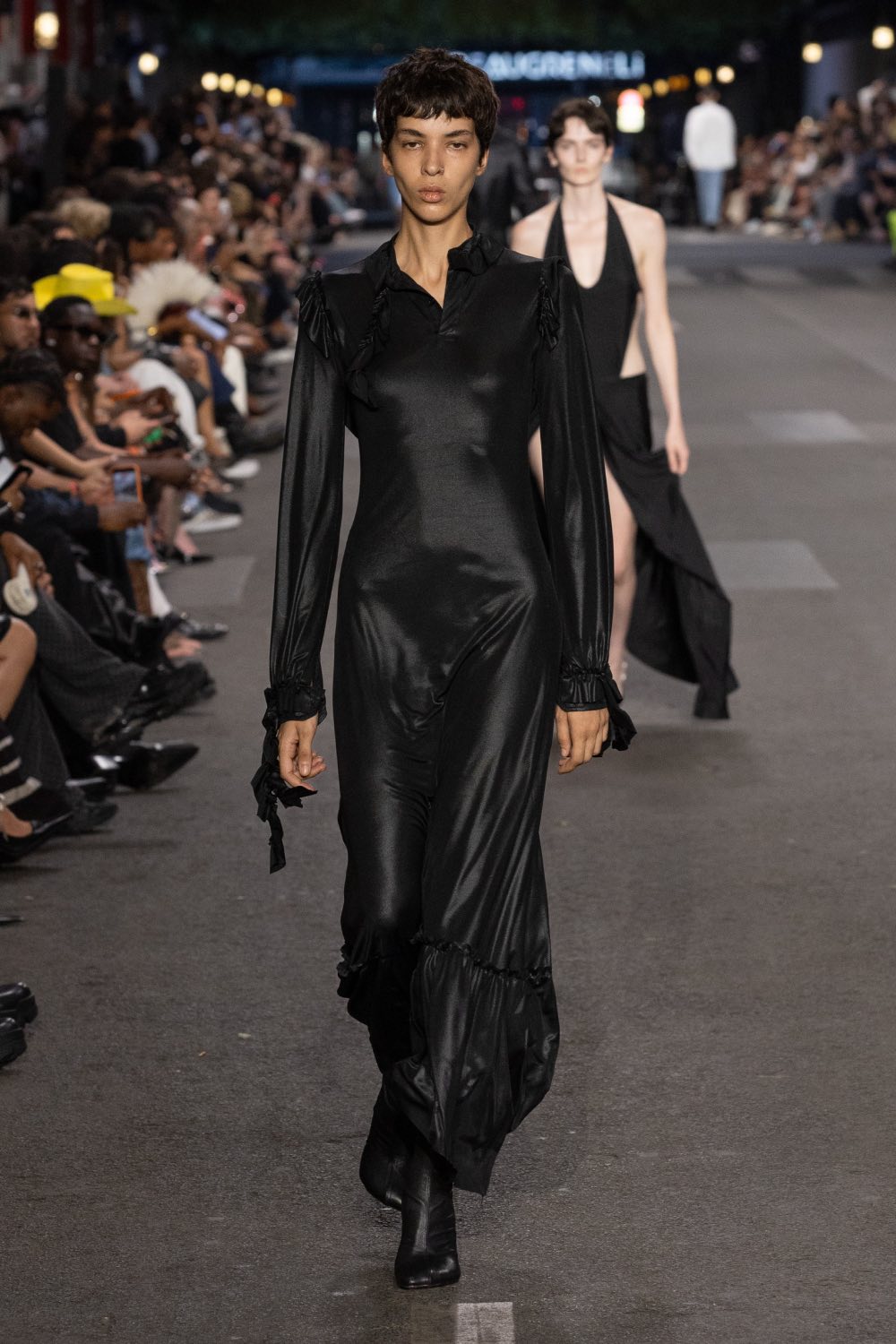 Vetements subvierte lo corporativo desde la mesura con SS27