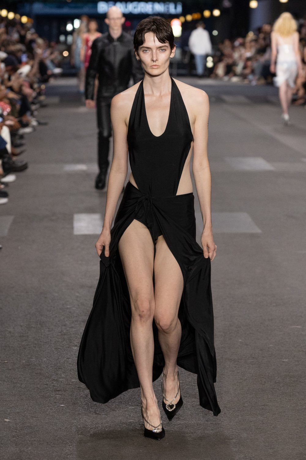 Vetements subvierte lo corporativo desde la mesura con SS27