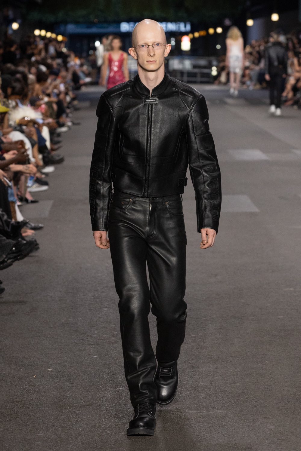 Vetements subvierte lo corporativo desde la mesura con SS27