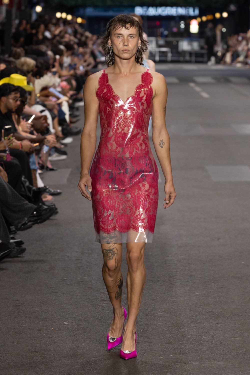 Vetements subvierte lo corporativo desde la mesura con SS27