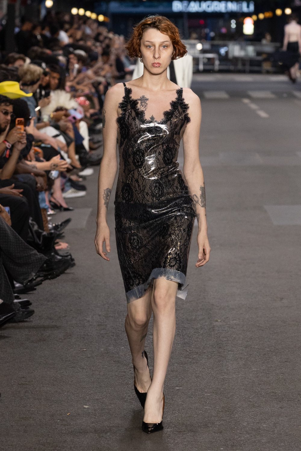 Vetements subvierte lo corporativo desde la mesura con SS27