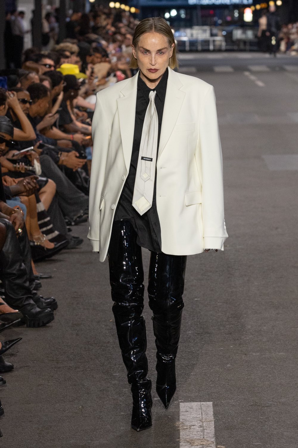 Vetements subvierte lo corporativo desde la mesura con SS27