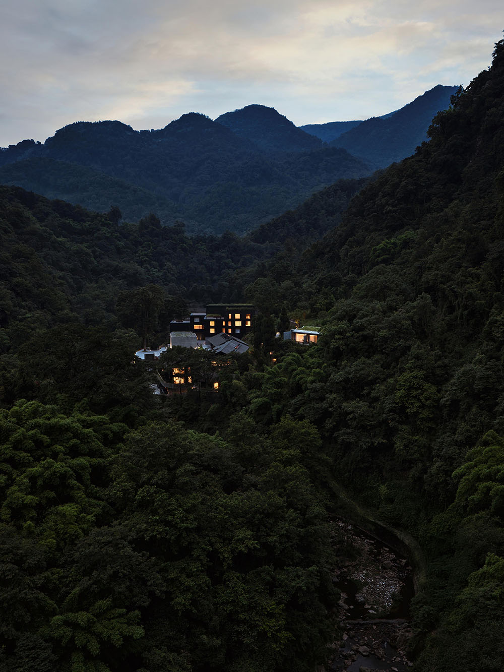 Zoland-Emei Resort: joya brutalista de Studio J. Bridgland