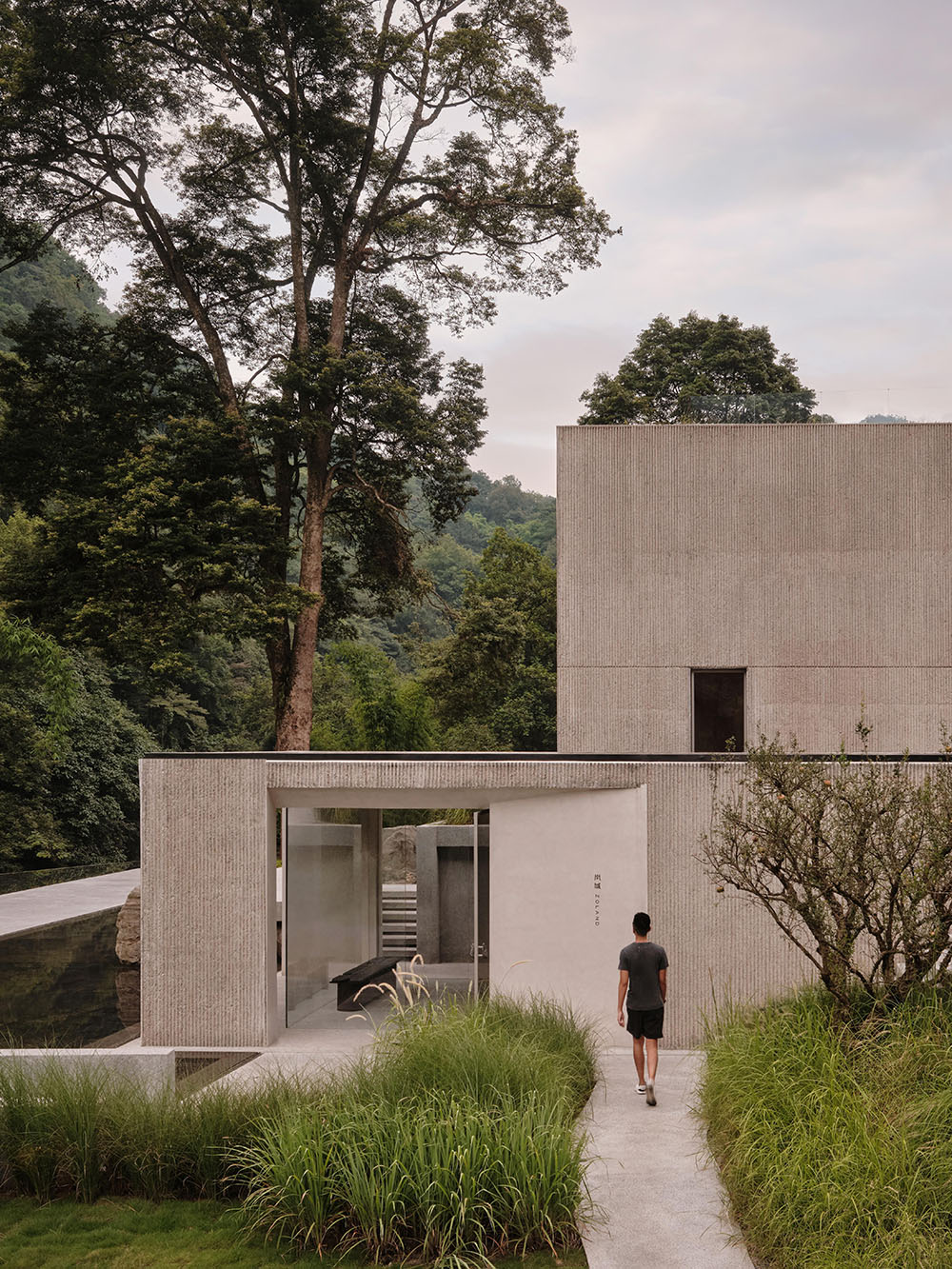Zoland-Emei Resort: joya brutalista de Studio J. Bridgland