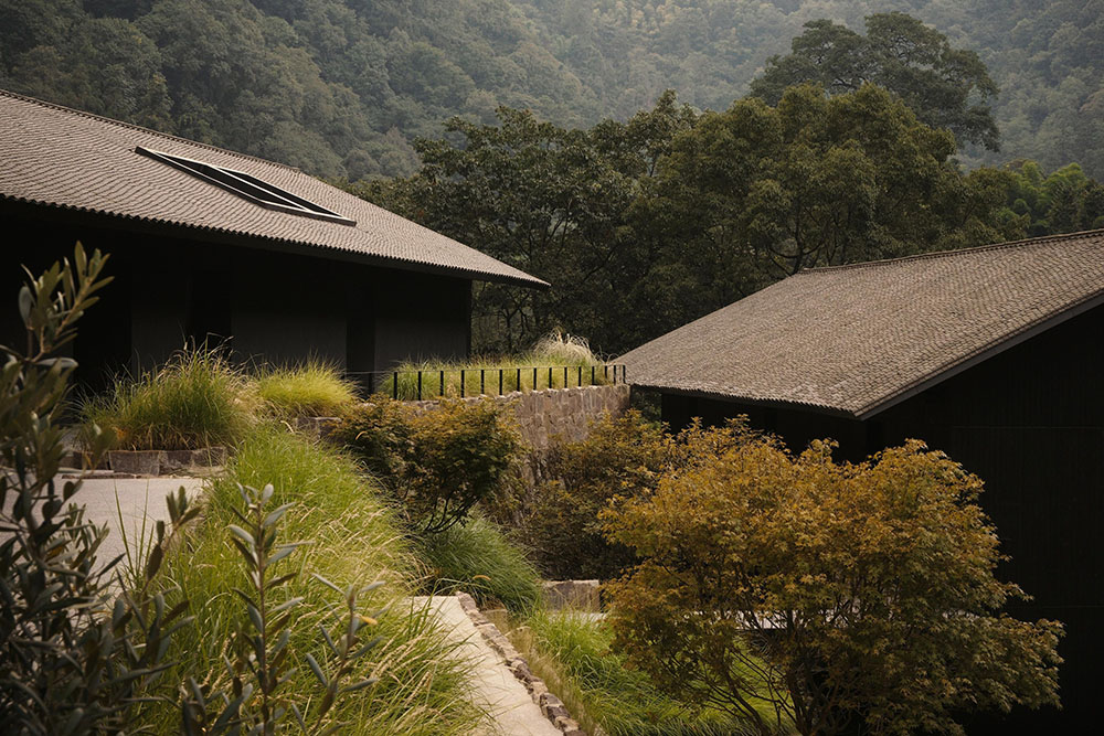 Zoland-Emei Resort: joya brutalista de Studio J. Bridgland