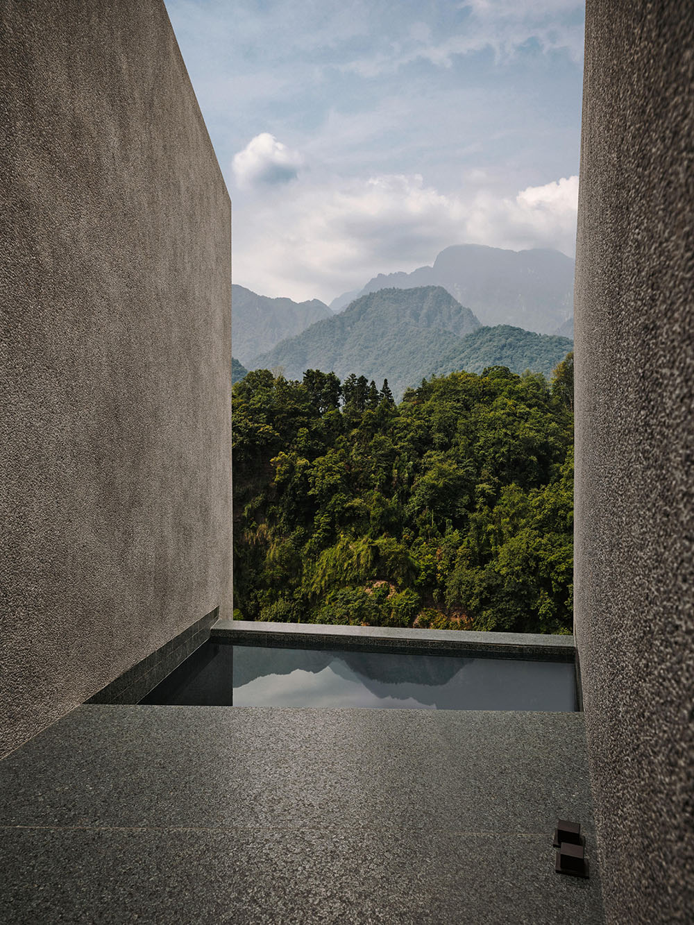 Zoland-Emei Resort: joya brutalista de Studio J. Bridgland