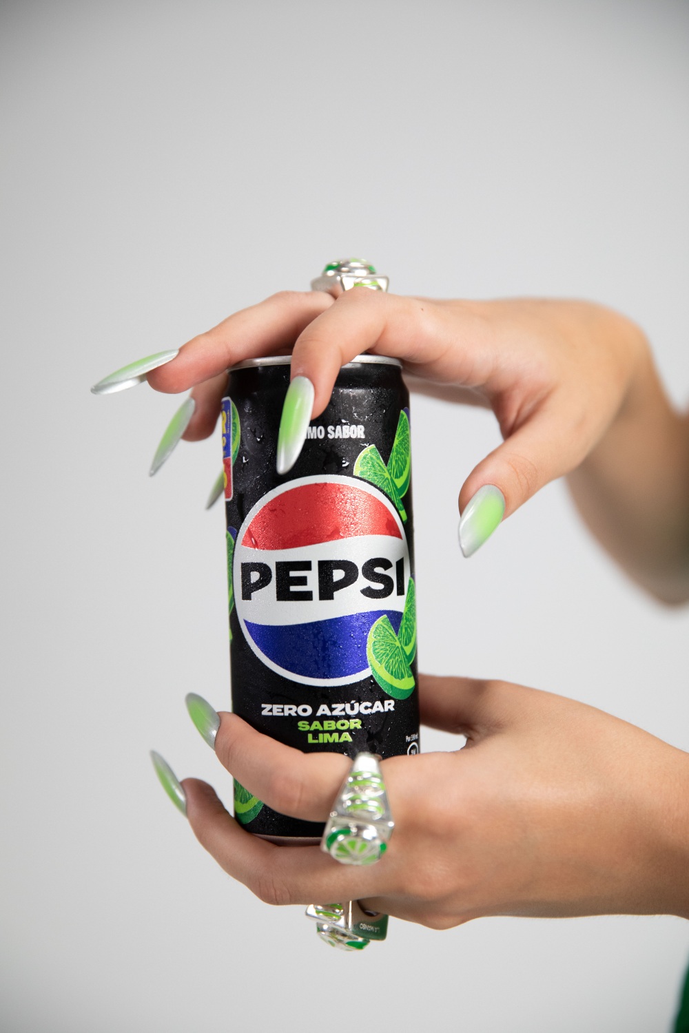 La Manso y Pepsi crean el anillo perfecto para uñas XXL