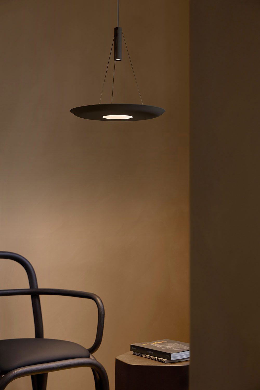 Víctor Carrasco diseña Tray, nueva luminaria de Arkoslight