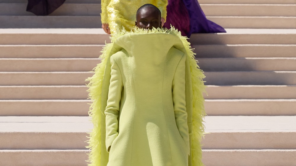 Balenciaga vuelve a su costura clásica, pero con un twist