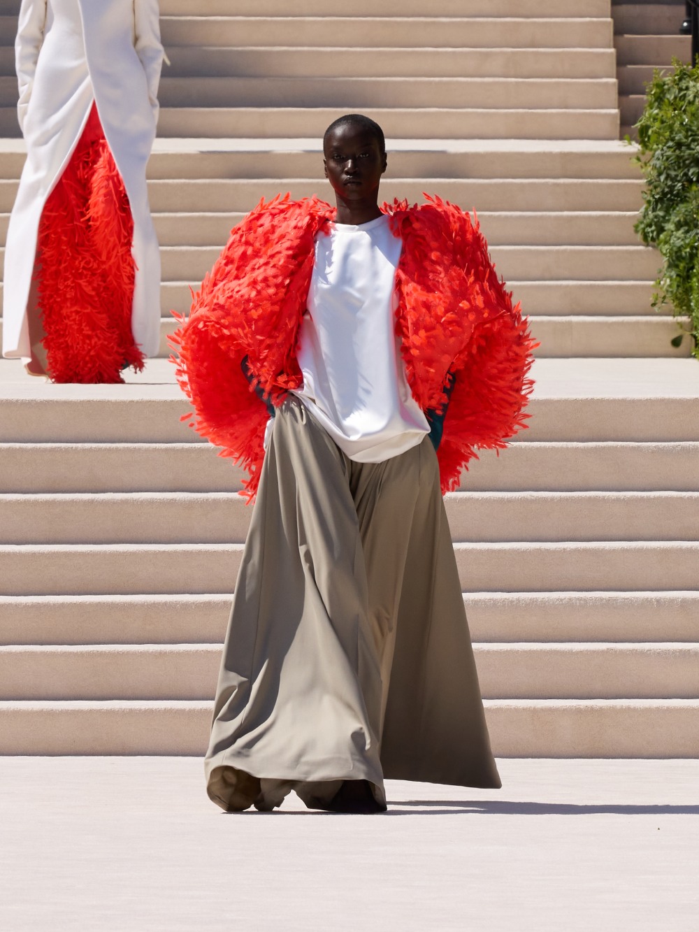 Balenciaga vuelve a su costura clásica, pero con un twist