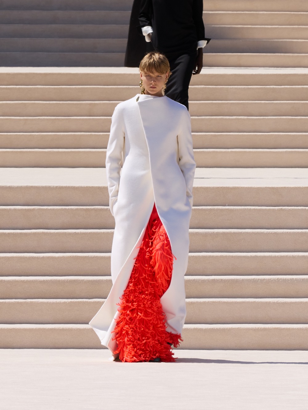 Balenciaga vuelve a su costura clásica, pero con un twist