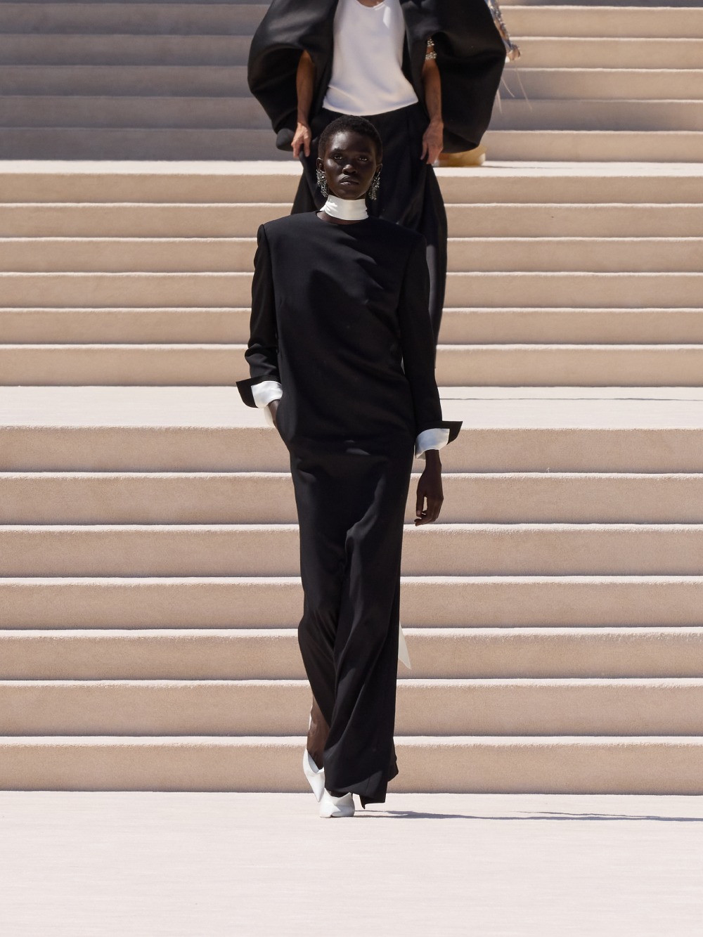 Balenciaga vuelve a su costura clásica, pero con un twist