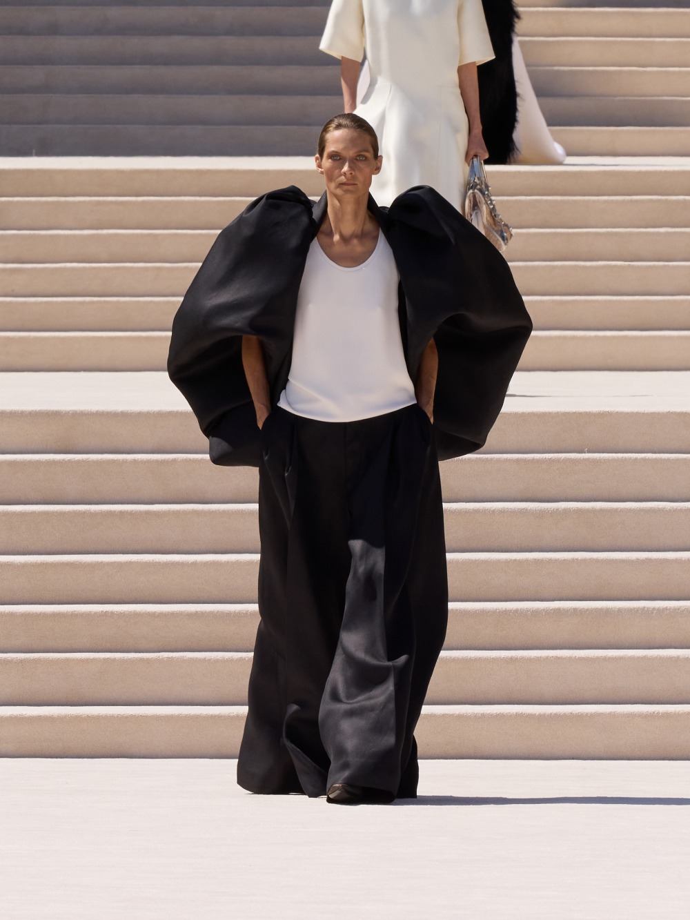 Balenciaga vuelve a su costura clásica, pero con un twist