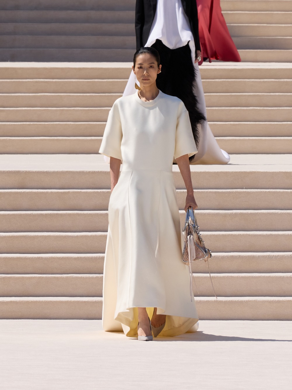 Balenciaga vuelve a su costura clásica, pero con un twist