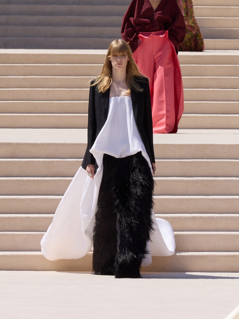 Balenciaga vuelve a su costura clásica, pero con un twist
