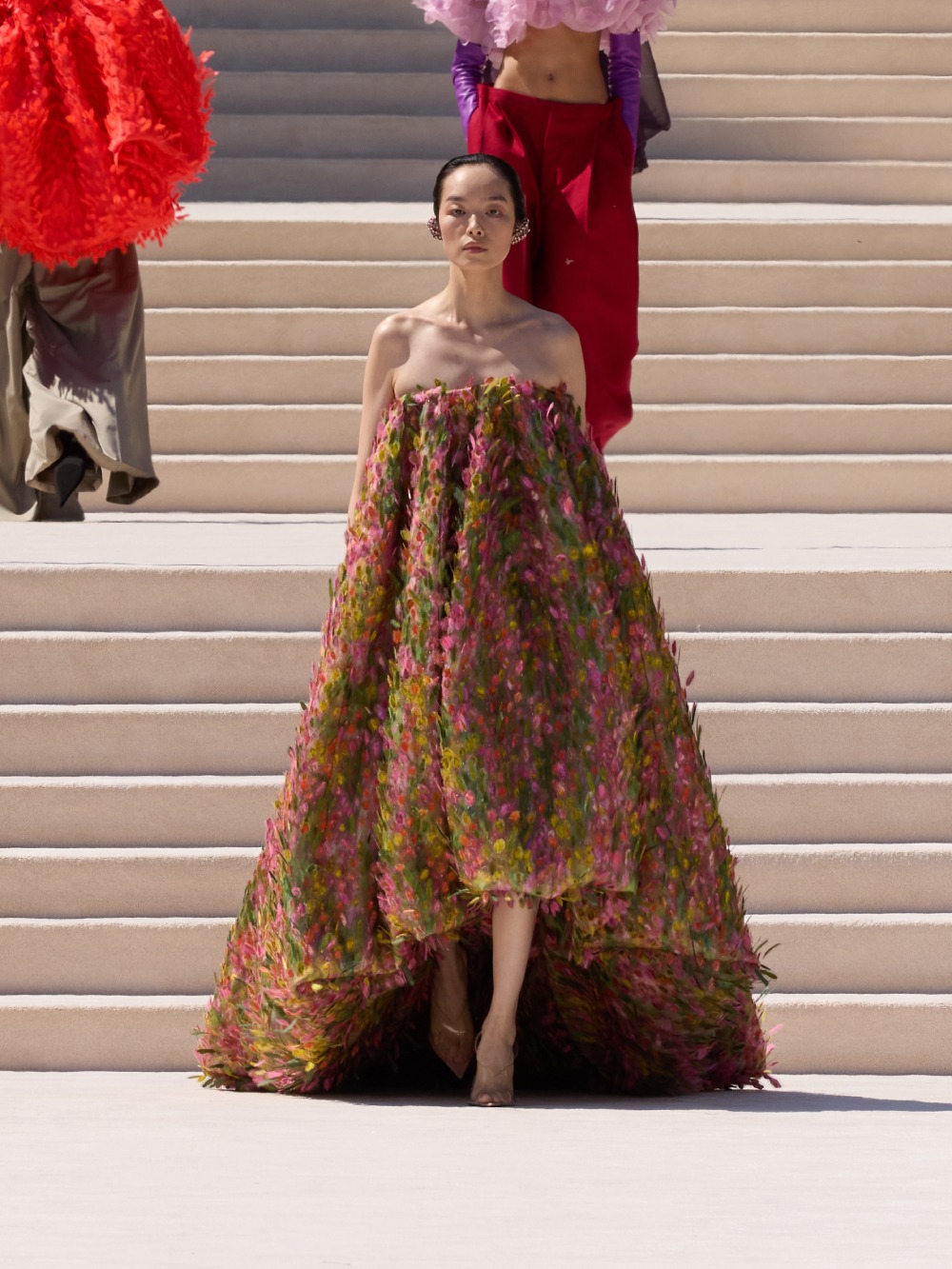 Balenciaga vuelve a su costura clásica, pero con un twist
