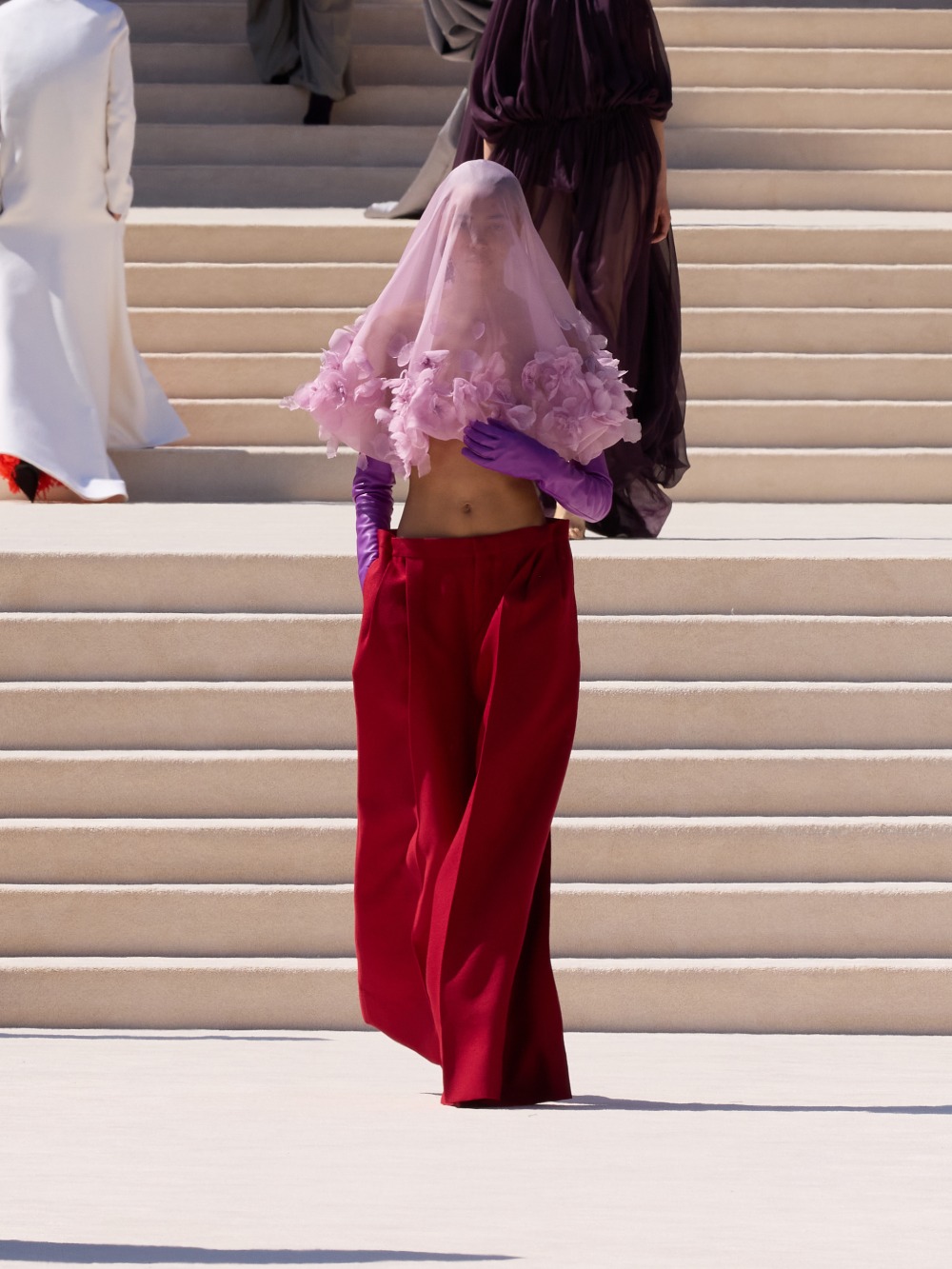 Balenciaga vuelve a su costura clásica, pero con un twist