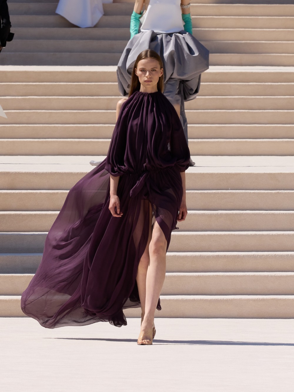 Balenciaga vuelve a su costura clásica, pero con un twist
