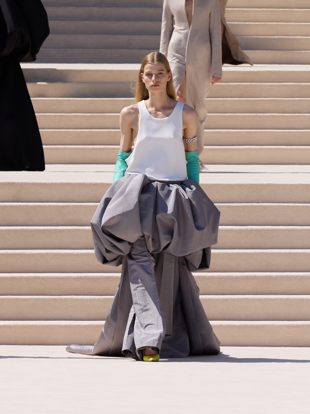 Balenciaga vuelve a su costura clásica, pero con un twist