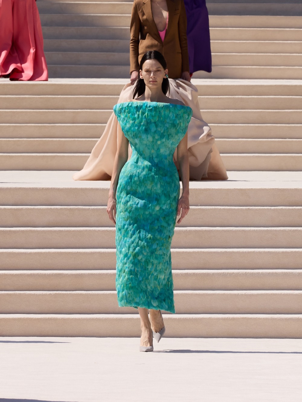 Balenciaga vuelve a su costura clásica, pero con un twist