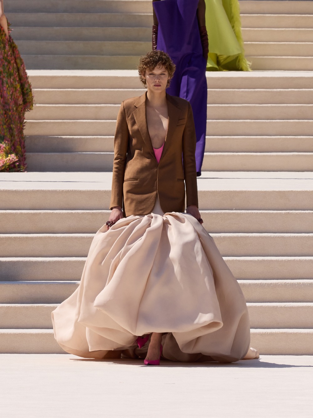 Balenciaga vuelve a su costura clásica, pero con un twist