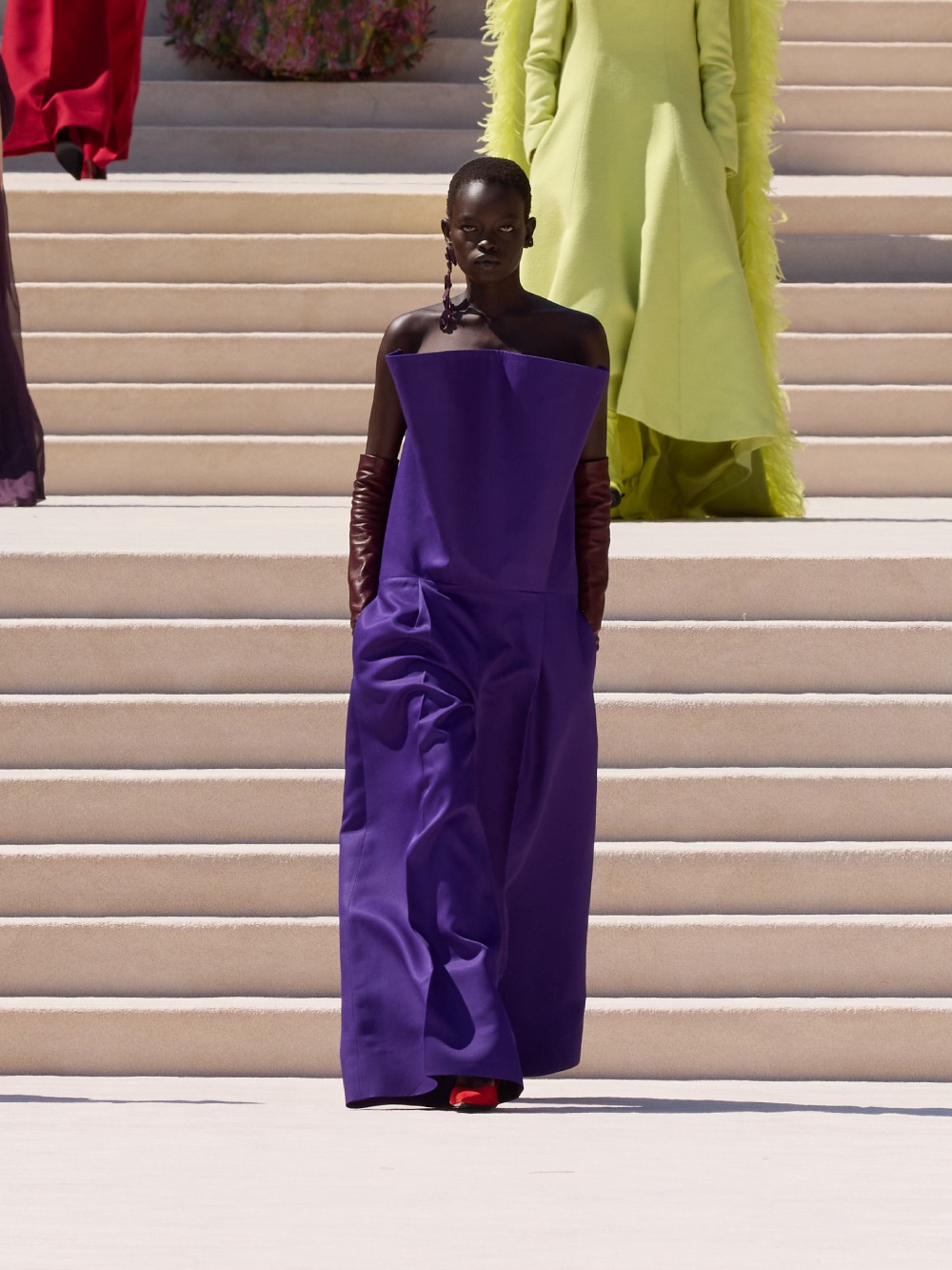 Balenciaga vuelve a su costura clásica, pero con un twist