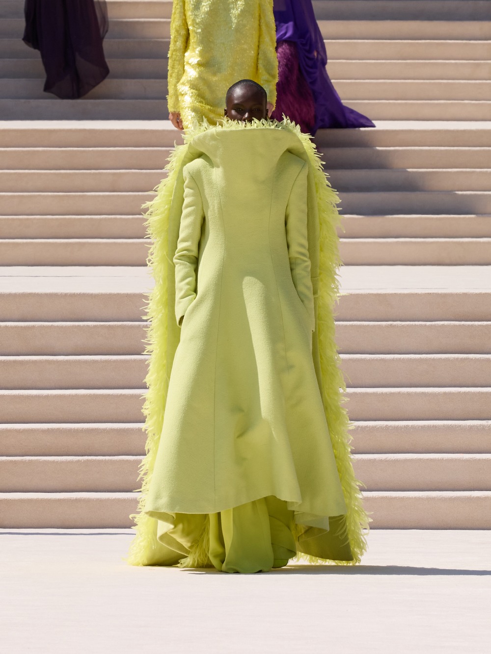 Balenciaga vuelve a su costura clásica, pero con un twist