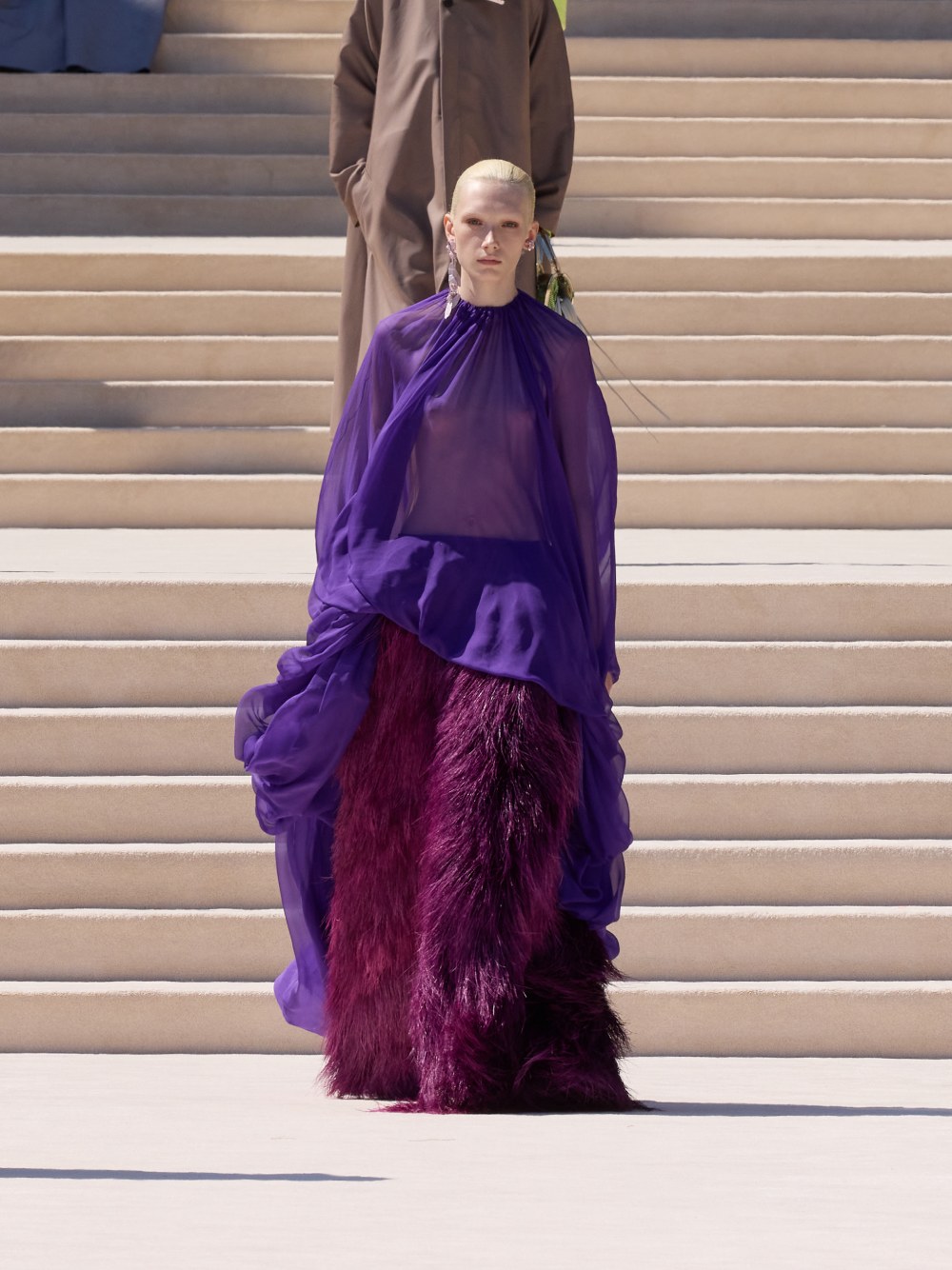 Balenciaga vuelve a su costura clásica, pero con un twist