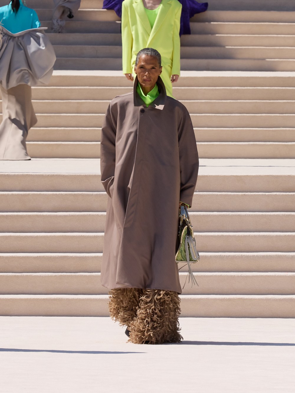 Balenciaga vuelve a su costura clásica, pero con un twist