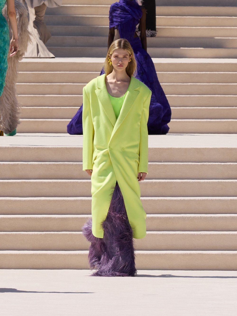 Balenciaga vuelve a su costura clásica, pero con un twist