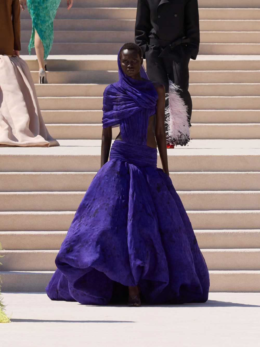Balenciaga vuelve a su costura clásica, pero con un twist