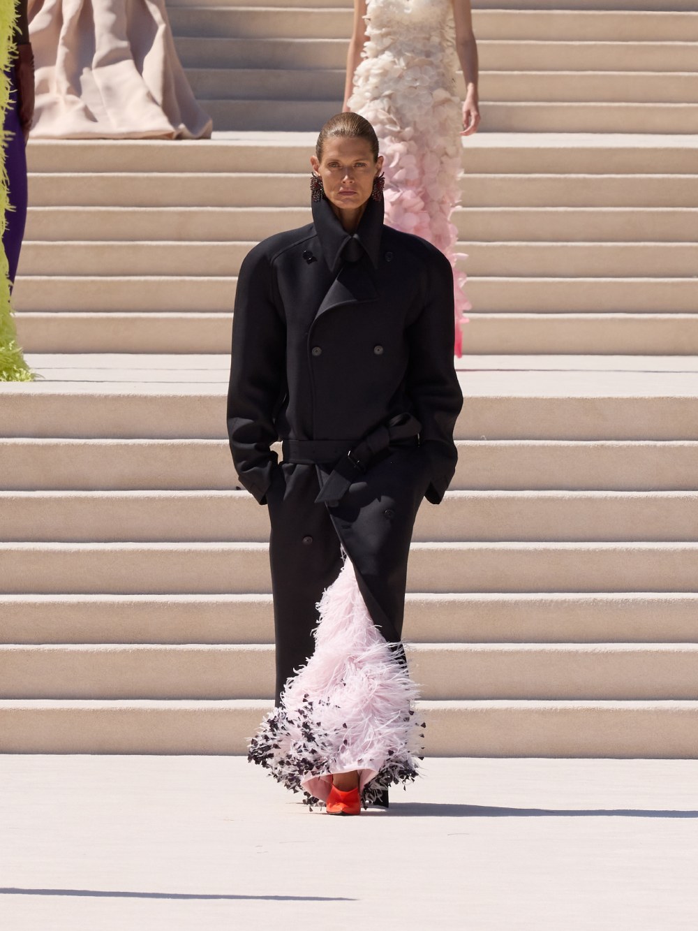 Balenciaga vuelve a su costura clásica, pero con un twist