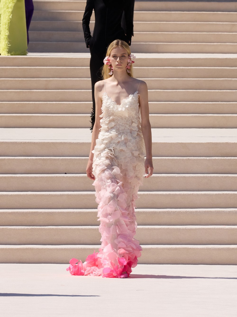 Balenciaga vuelve a su costura clásica, pero con un twist