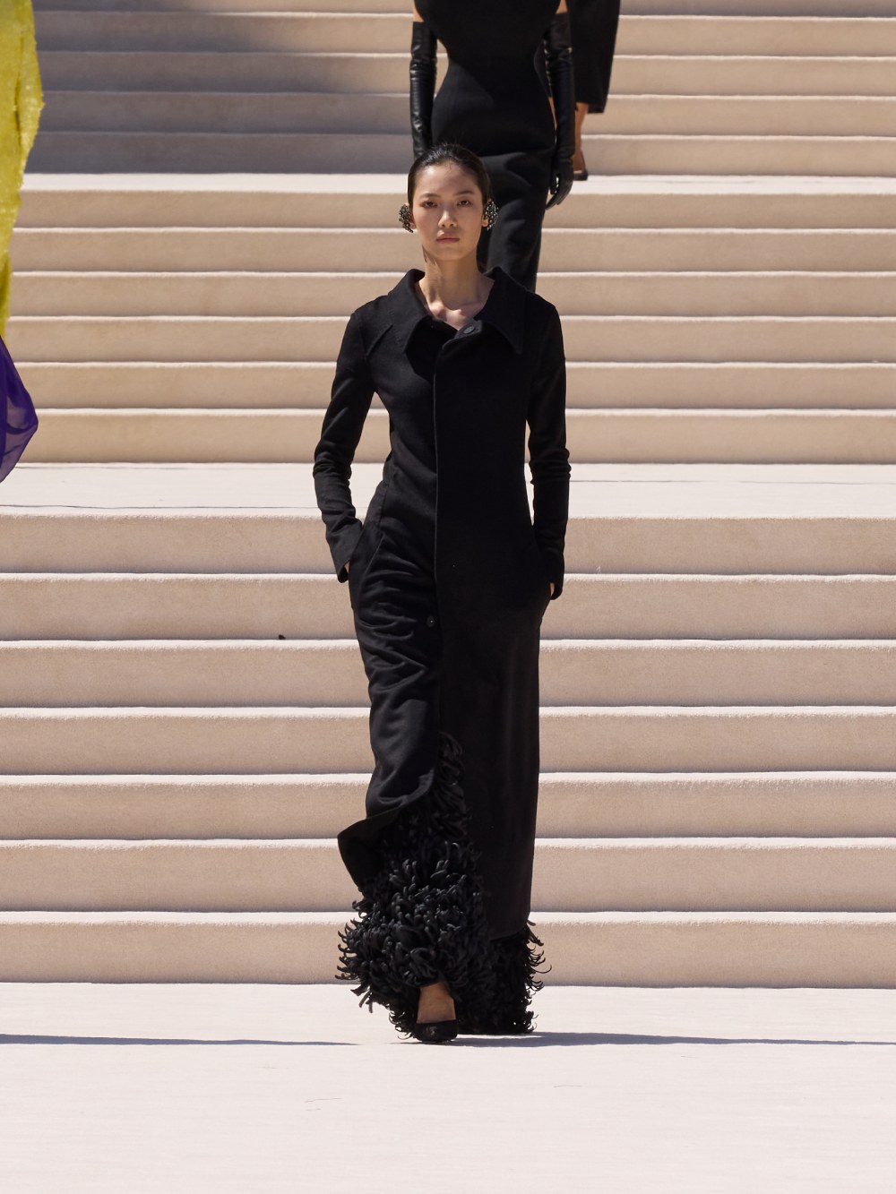 Balenciaga vuelve a su costura clásica, pero con un twist