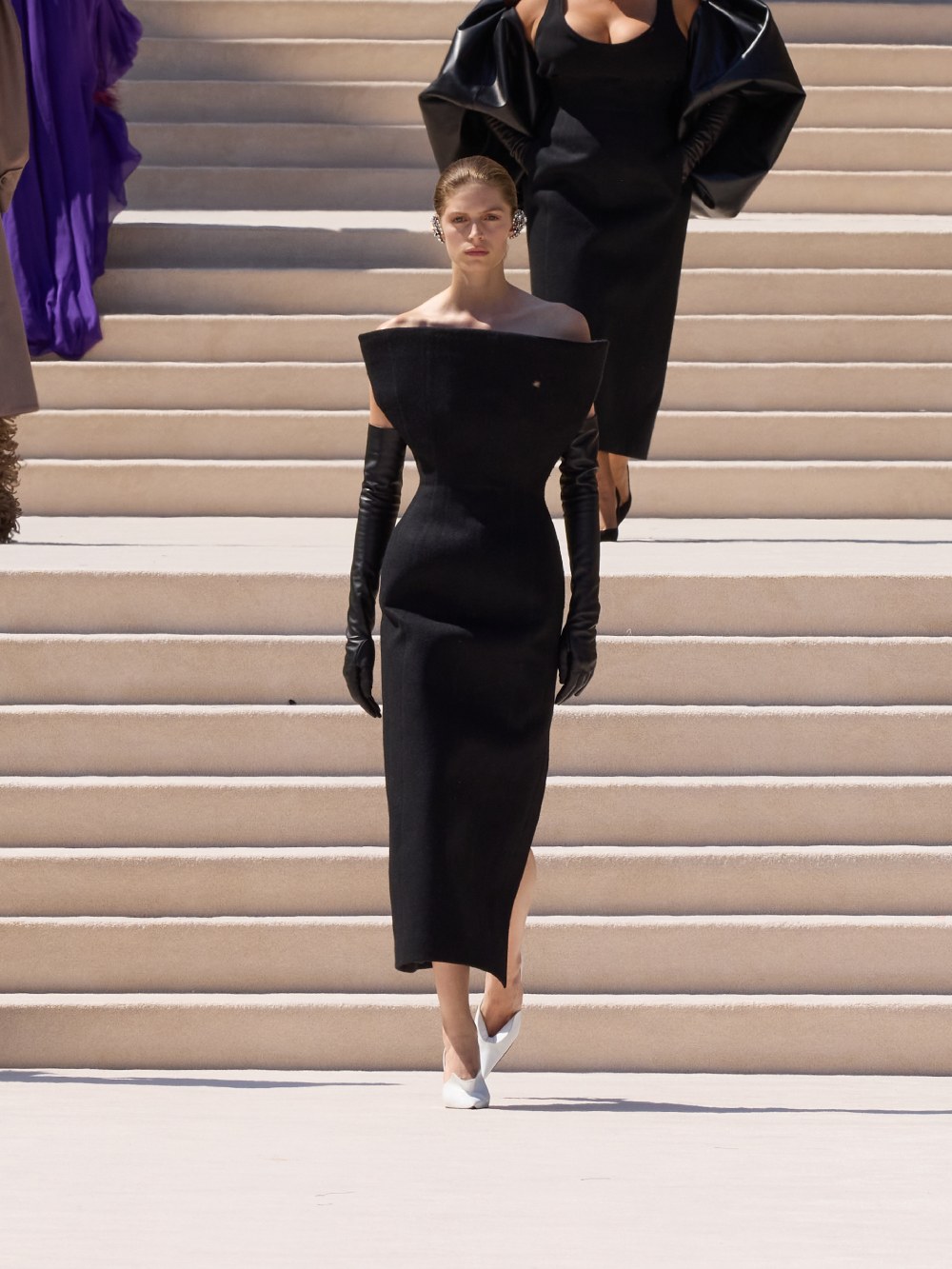 Balenciaga vuelve a su costura clásica, pero con un twist