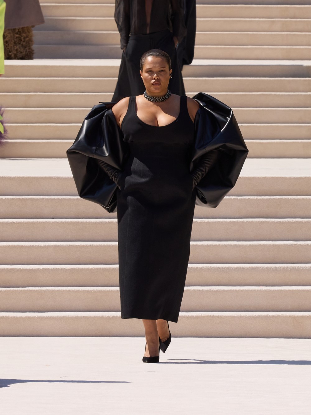 Balenciaga vuelve a su costura clásica, pero con un twist