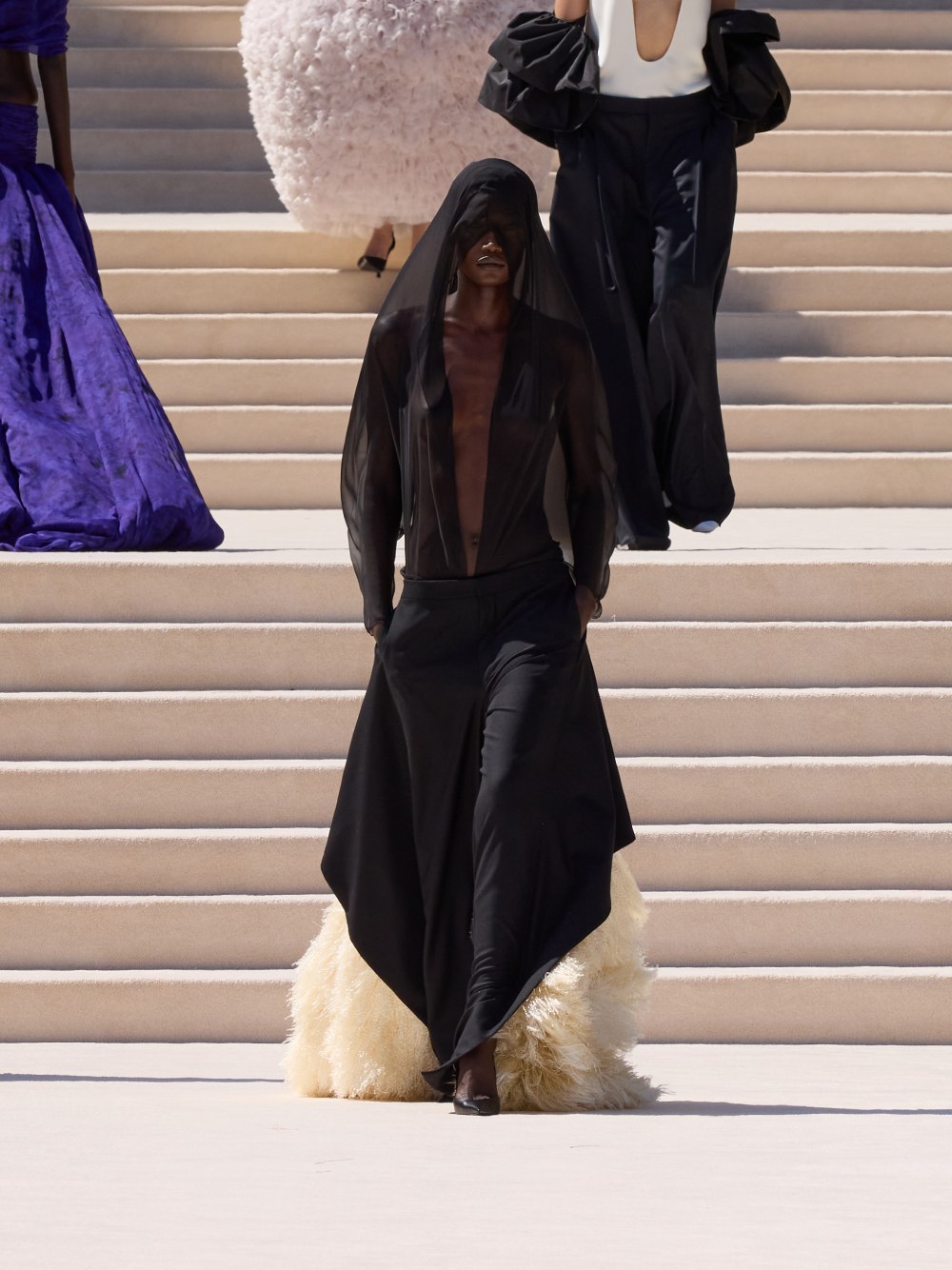 Balenciaga vuelve a su costura clásica, pero con un twist