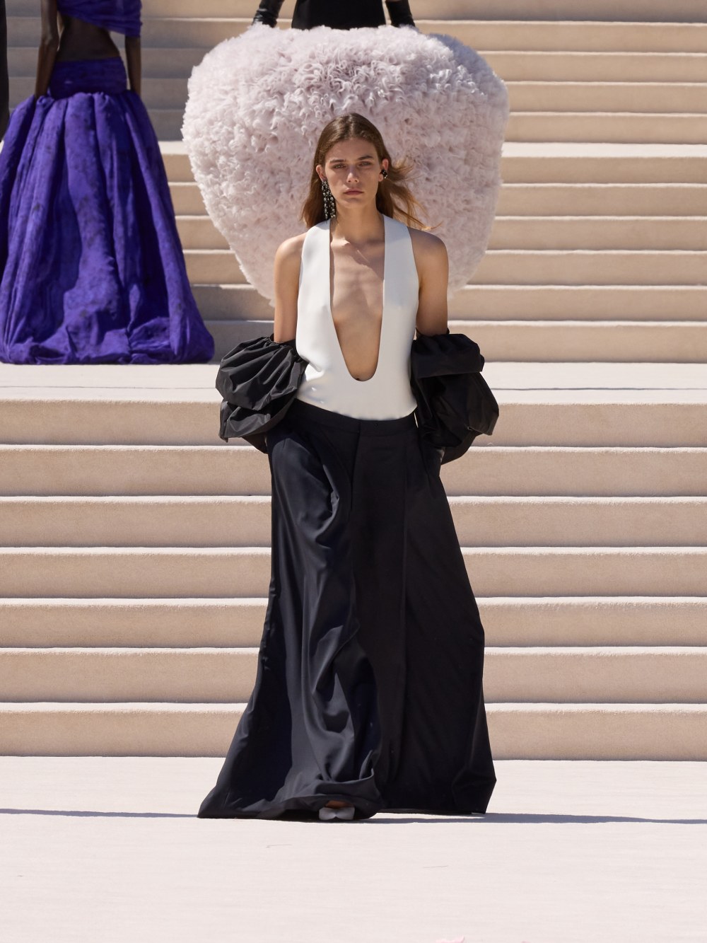 Balenciaga vuelve a su costura clásica, pero con un twist
