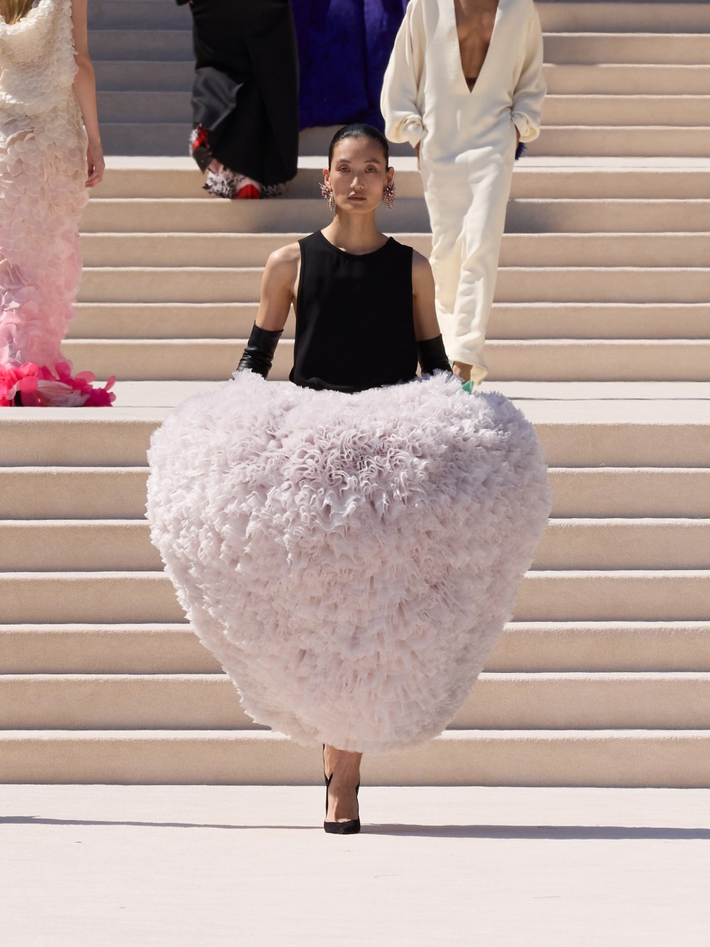 Balenciaga vuelve a su costura clásica, pero con un twist