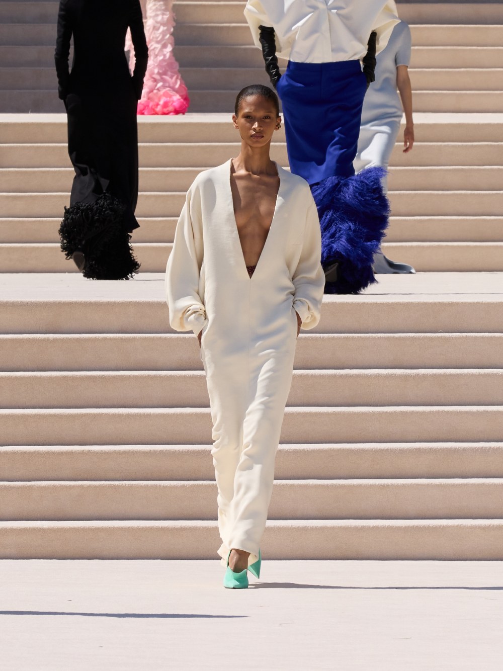 Balenciaga vuelve a su costura clásica, pero con un twist