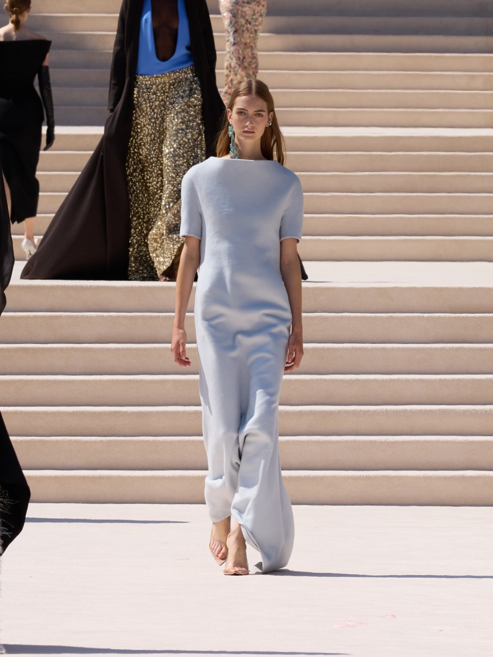 Balenciaga vuelve a su costura clásica, pero con un twist