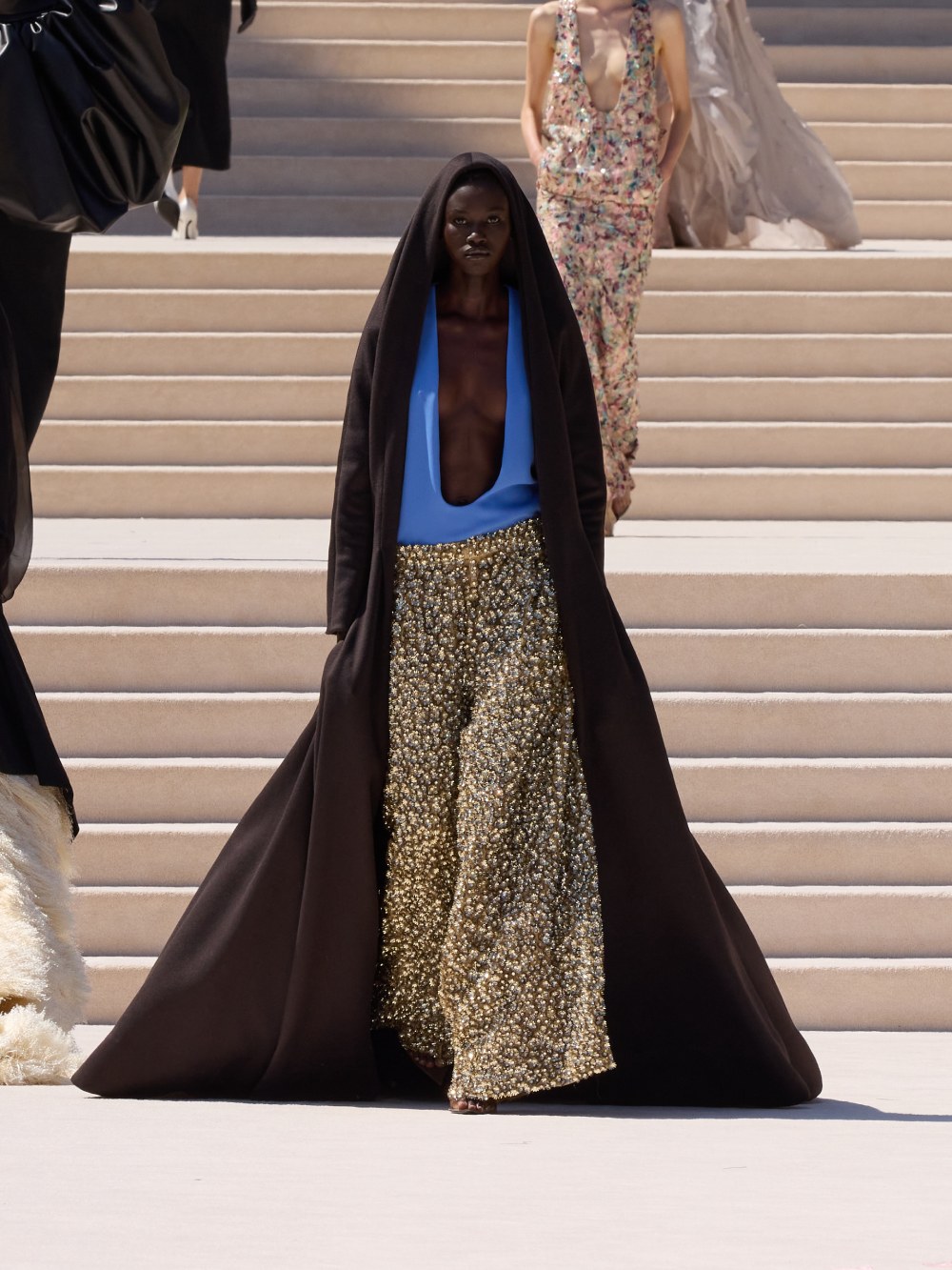 Balenciaga vuelve a su costura clásica, pero con un twist
