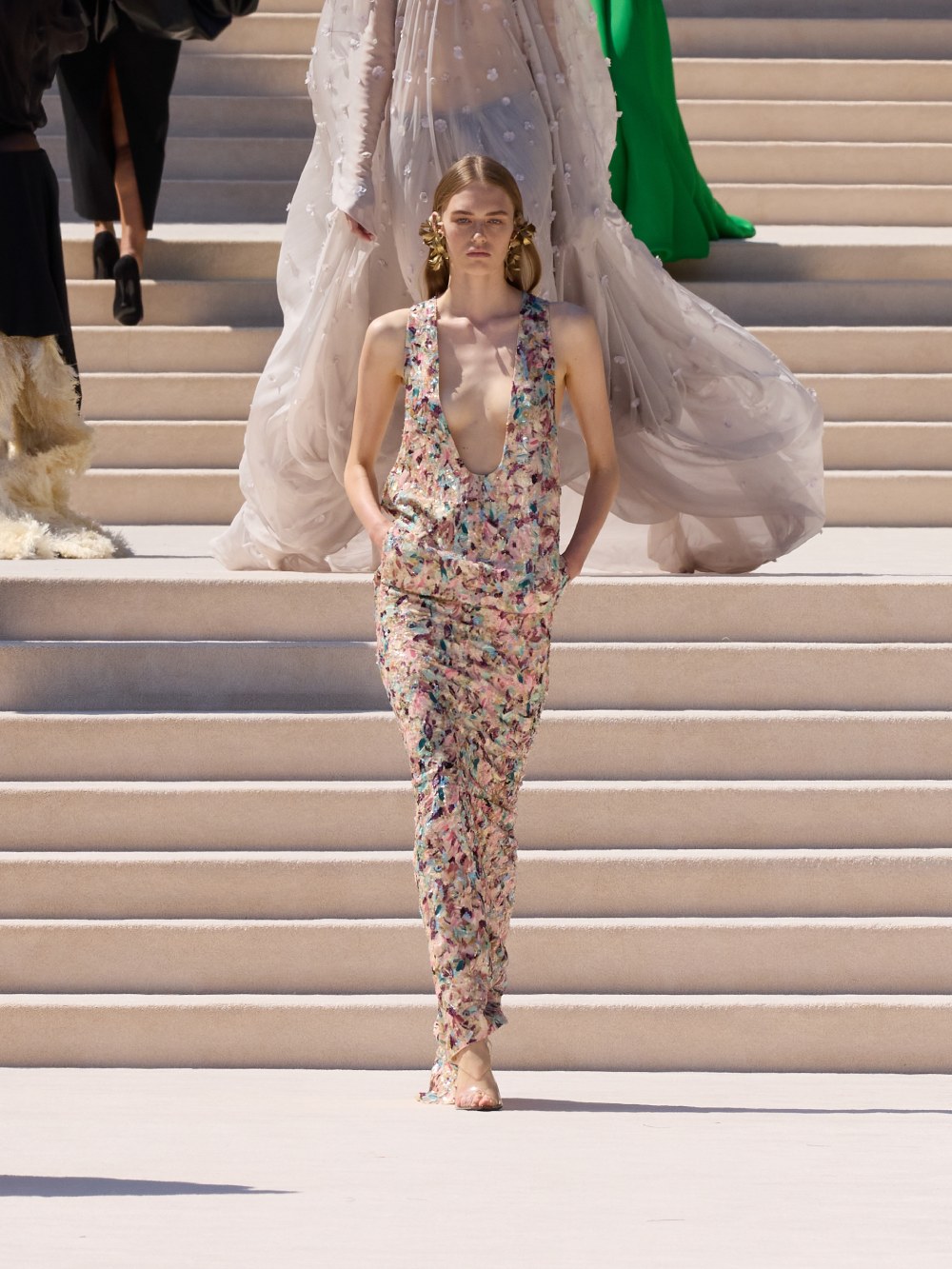 Balenciaga vuelve a su costura clásica, pero con un twist